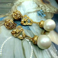 Versatile and round with a court niche design for earrings