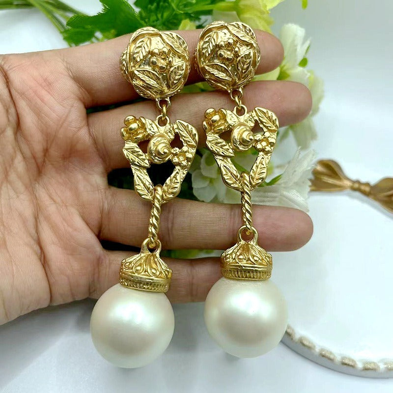 Versatile and round with a court niche design for earrings