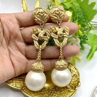 Versatile and round with a court niche design for earrings