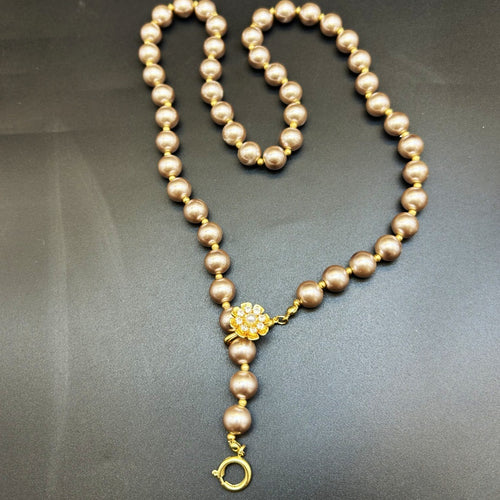 Retro branded brooch, pearl long and short necklaces, with a sense of high-end craftsmanship and quality