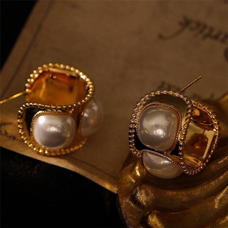 Light luxury earrings with a sense of luxury, a versatile temperament, and new ear accessories
