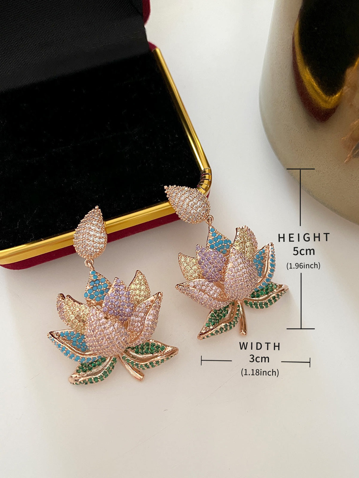 أقراط لوتس، أقراط على شكل زهرة نباتية مرصعة بالألماس