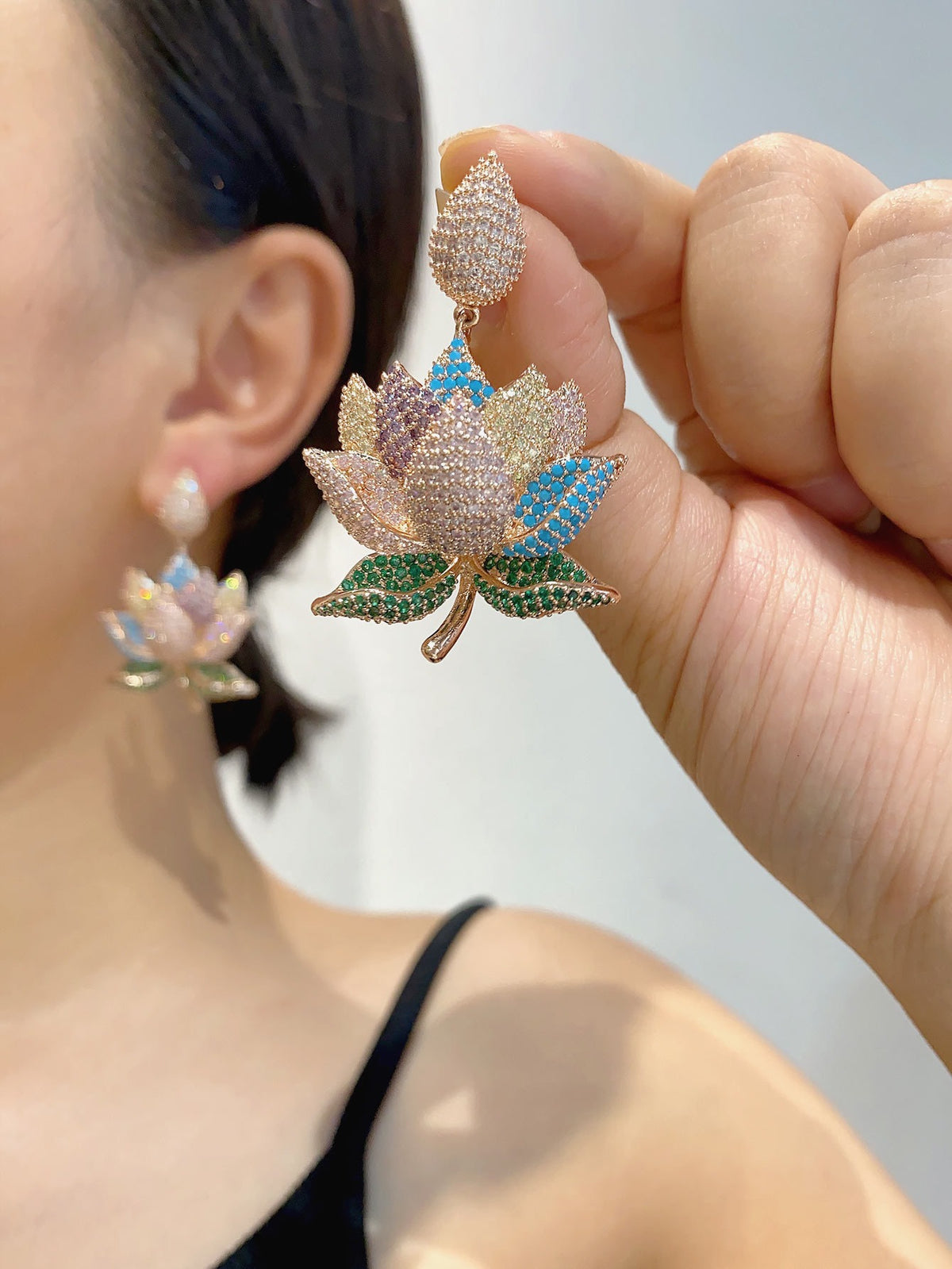 أقراط لوتس، أقراط على شكل زهرة نباتية مرصعة بالألماس