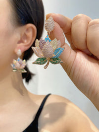 أقراط لوتس، أقراط على شكل زهرة نباتية مرصعة بالألماس