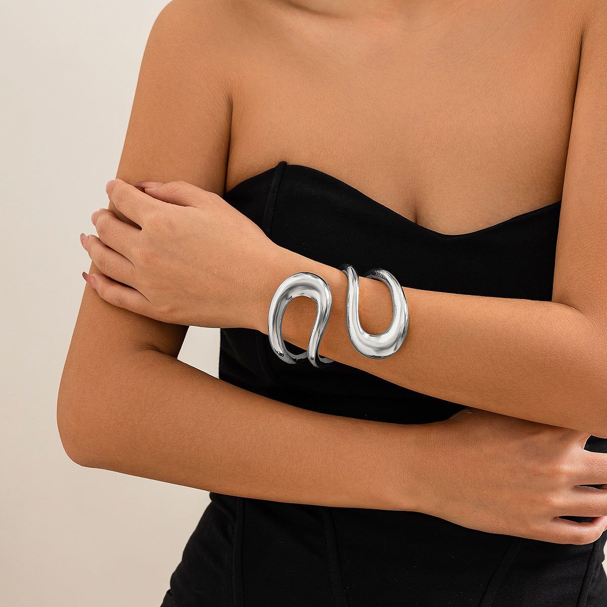 Exaggerated alloy twisted double-layer collar, sweet and cool style, minimalist choker bracelet