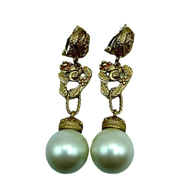 Versatile and round with a court niche design for earrings