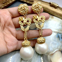 Versatile and round with a court niche design for earrings