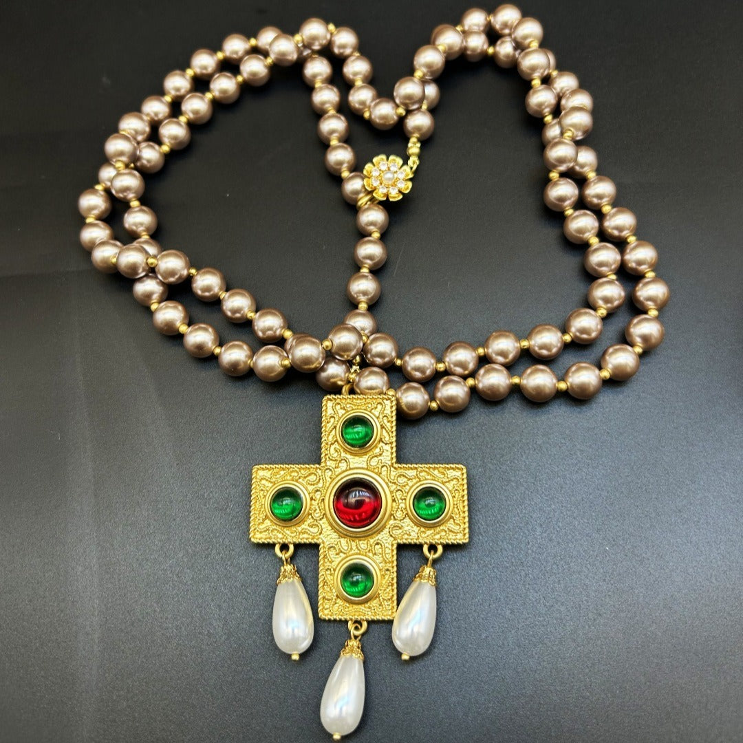 Retro branded brooch, pearl long and short necklaces, with a sense of high-end craftsmanship and quality