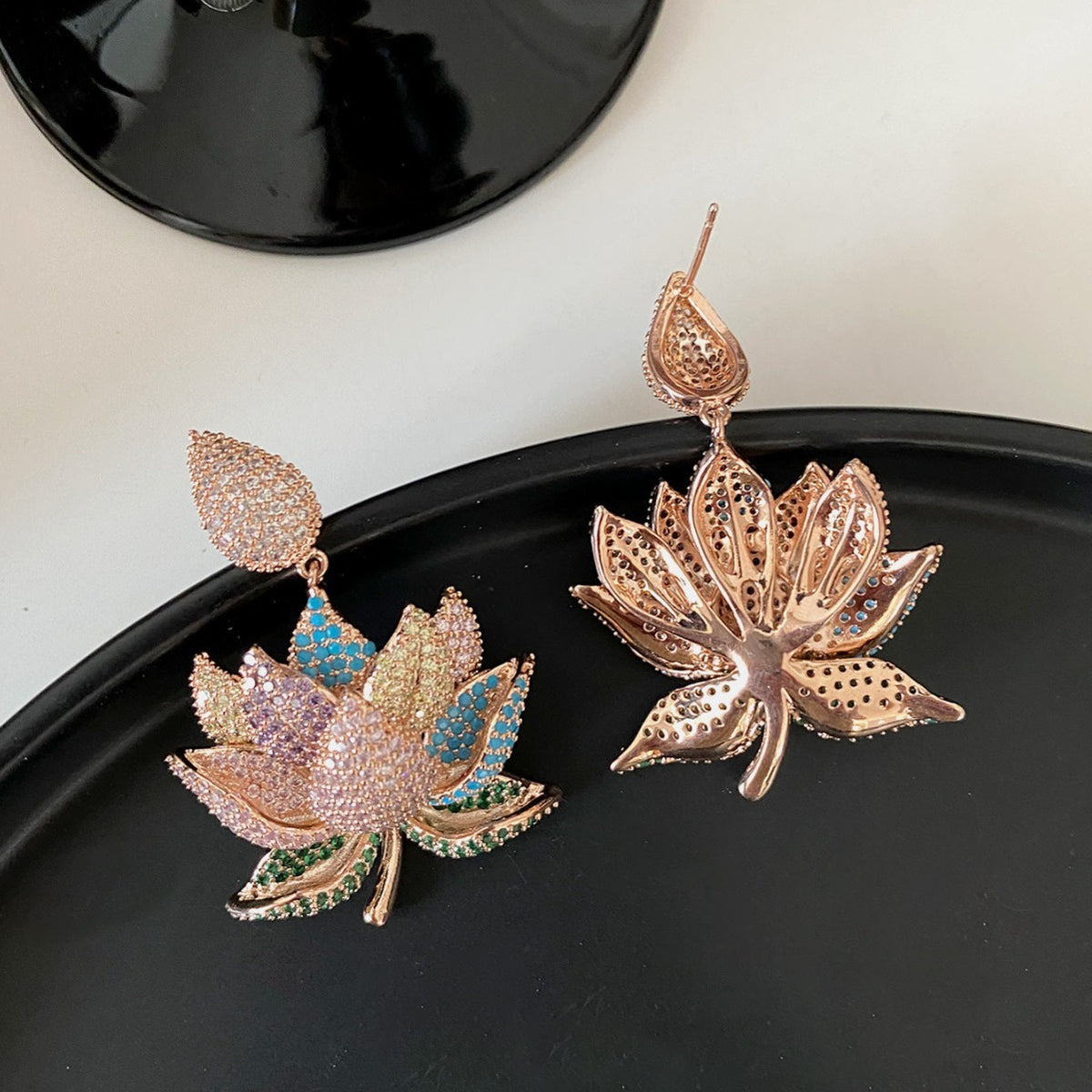 أقراط لوتس، أقراط على شكل زهرة نباتية مرصعة بالألماس